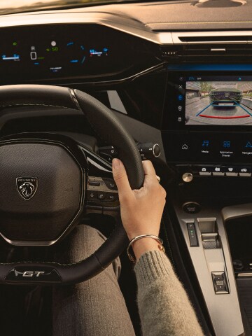 Nuovo PEUGEOT E-408 i-Cockpit