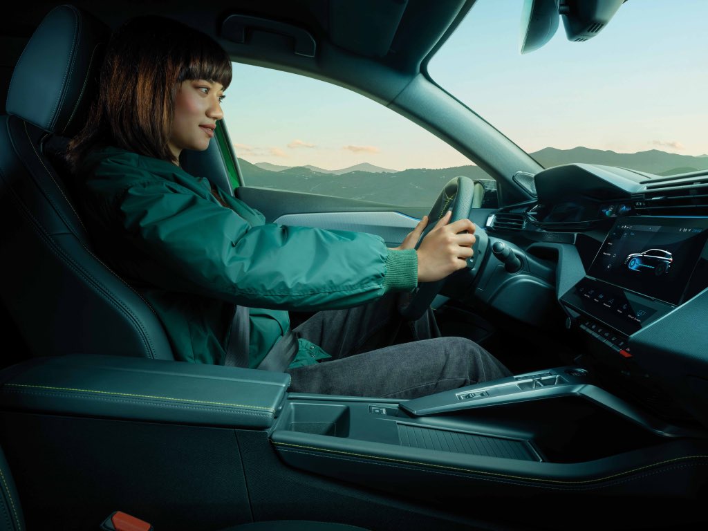 PEUGEOT E-308 i-Cockpit con donna al volante