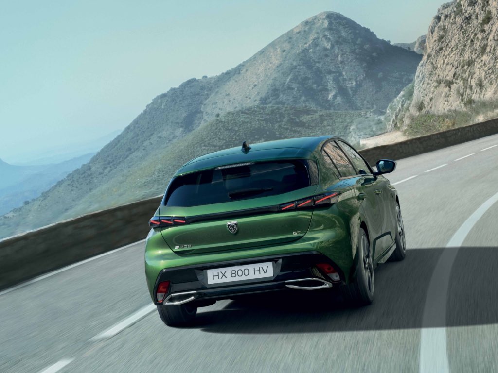 PEUGEOT E-308 vista posteriore su strada