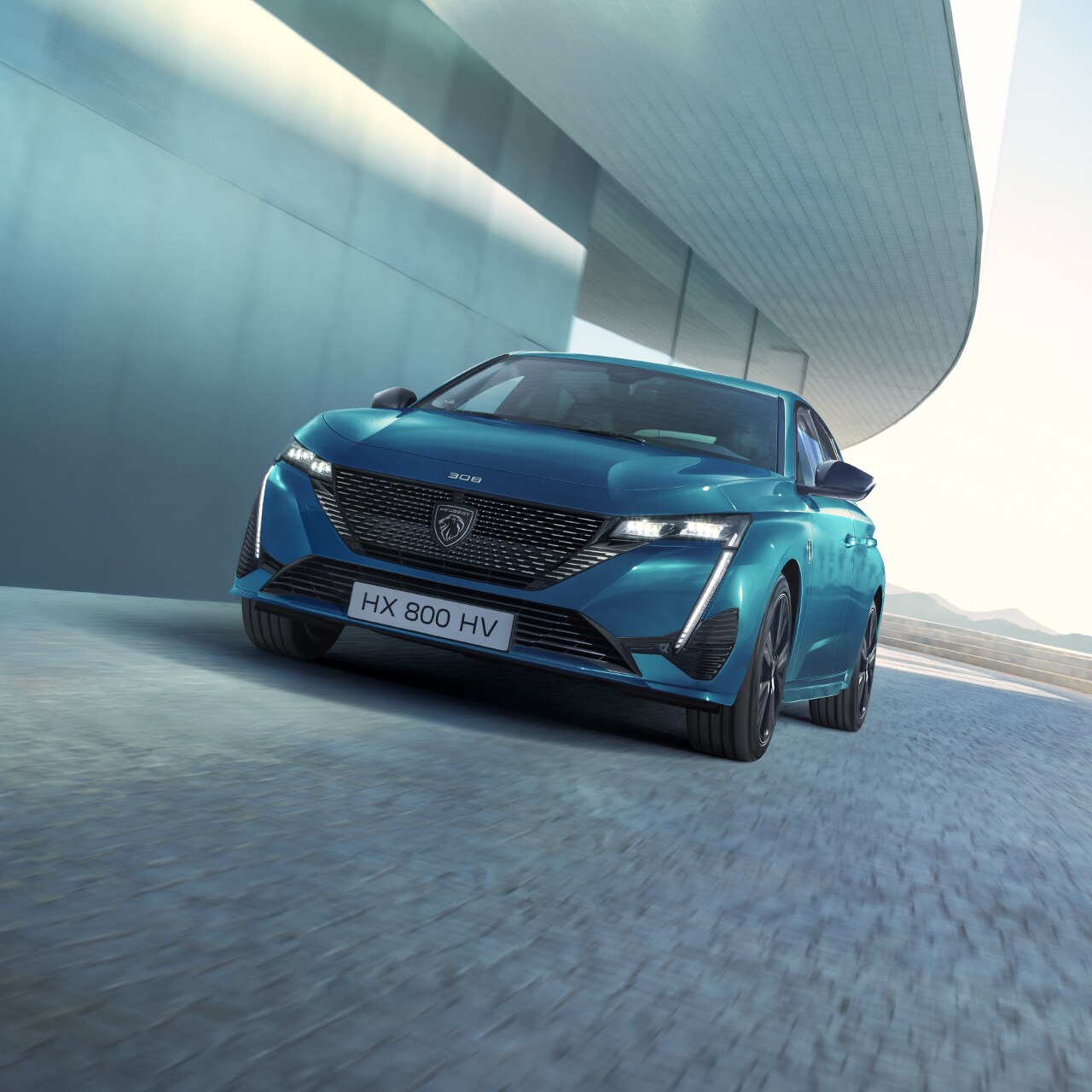 PEUGEOT E-308 completamente elettrica verde oliva vista frontale